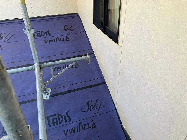 壁際も隙間がないように防水シートを貼る